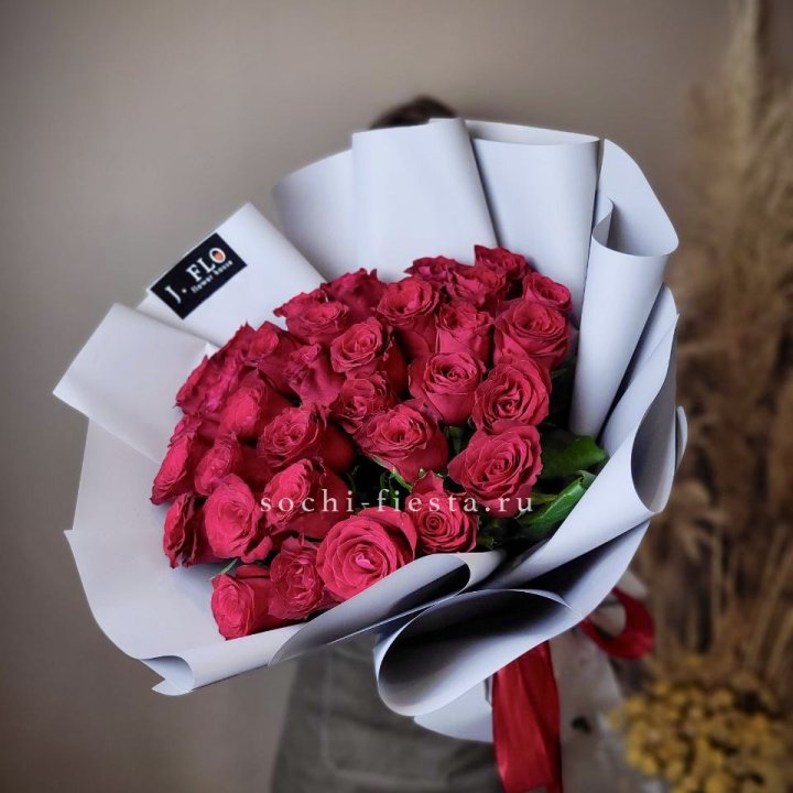 Красные розы 33 шт в Химкие