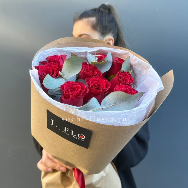 9 роз с эвкалиптом в Химкие