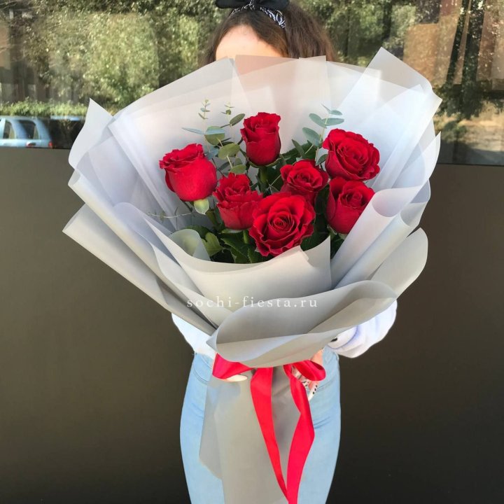 7 красных роз с эвкалиптом  в Химкие