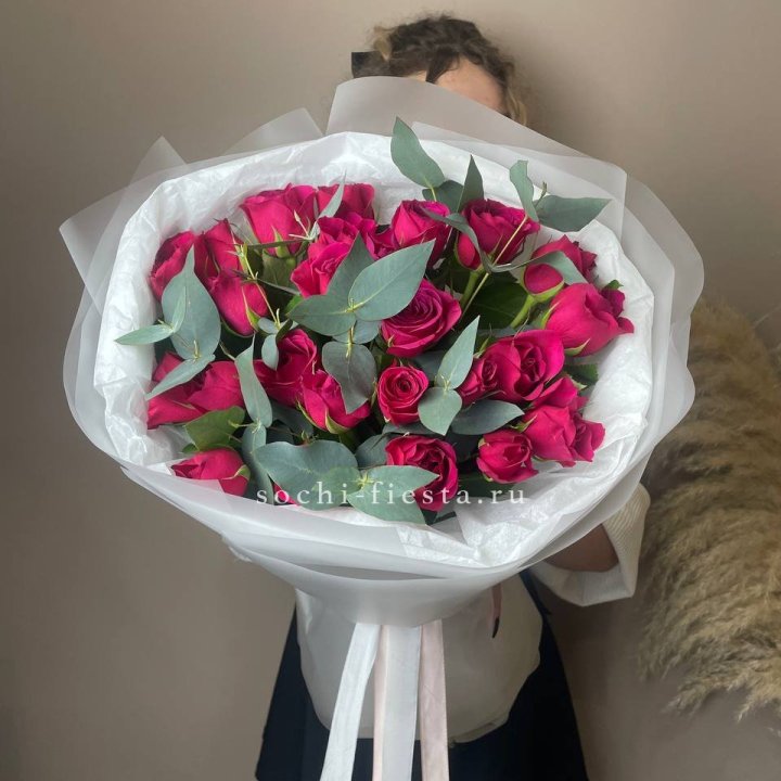 25 малиновых роз с эвкалиптом в Химкие