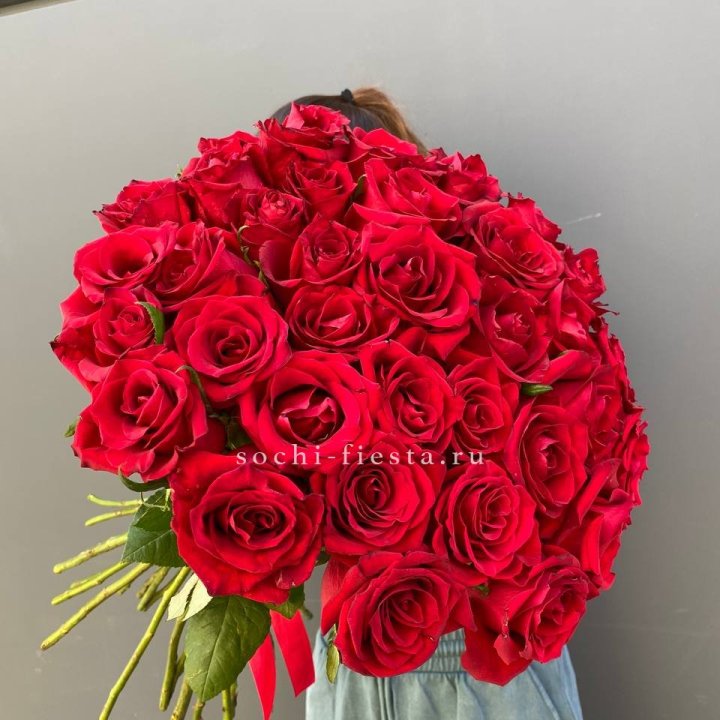 35 красных роз под ленту в Химкие