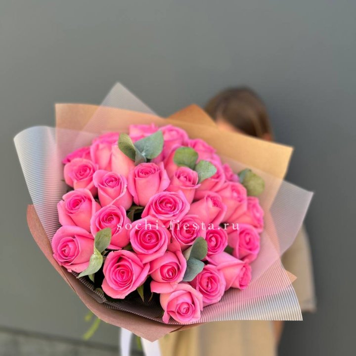 31 розовая роза с эвкалиптом в Химкие