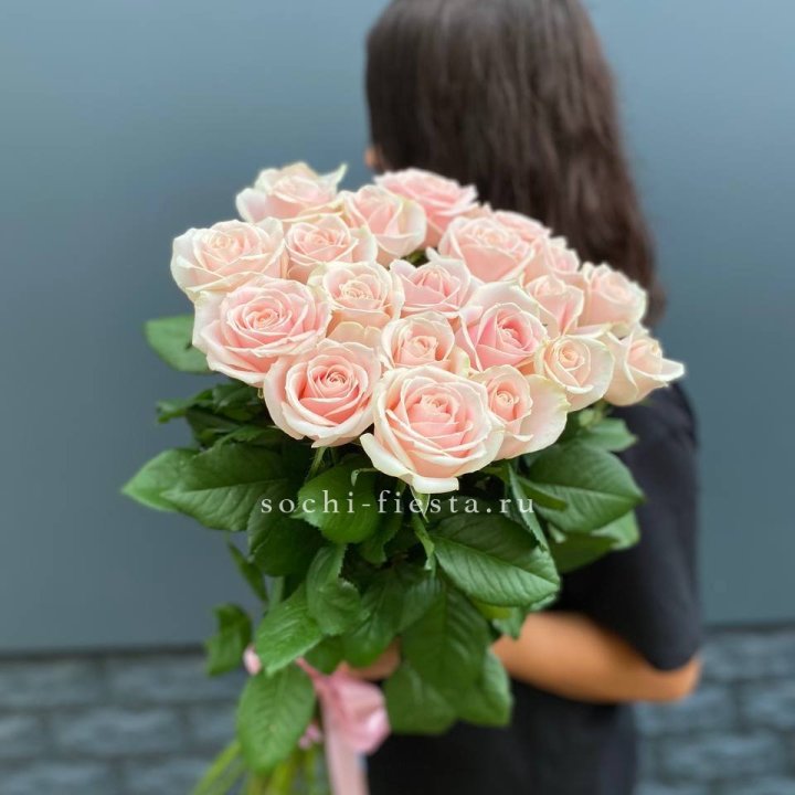 Высокие розовые розы в Химкие