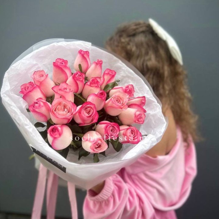 21 розовые розы Венди  в оформлении в Химкие