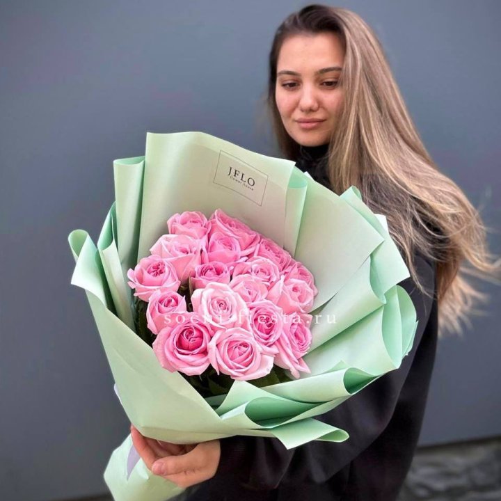 17 розовых роз в Химкие