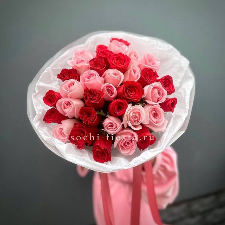 Букет красных и розовых 35 роз в Химкие