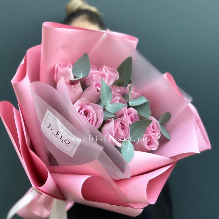 15 Розовых роз с эвкалиптом в Химкие