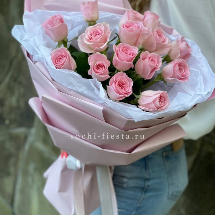 Розовые розы в авторском оформлении в Химкие