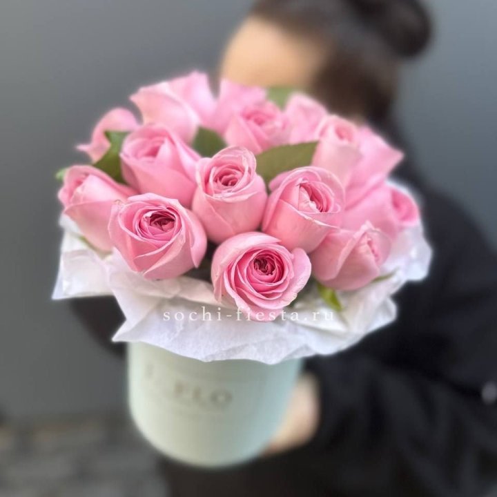 17 розовых роз в цилиндре в Химкие