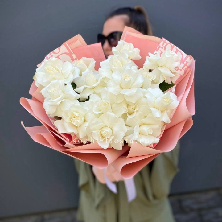 Белые розы "Аморе" в Химкие