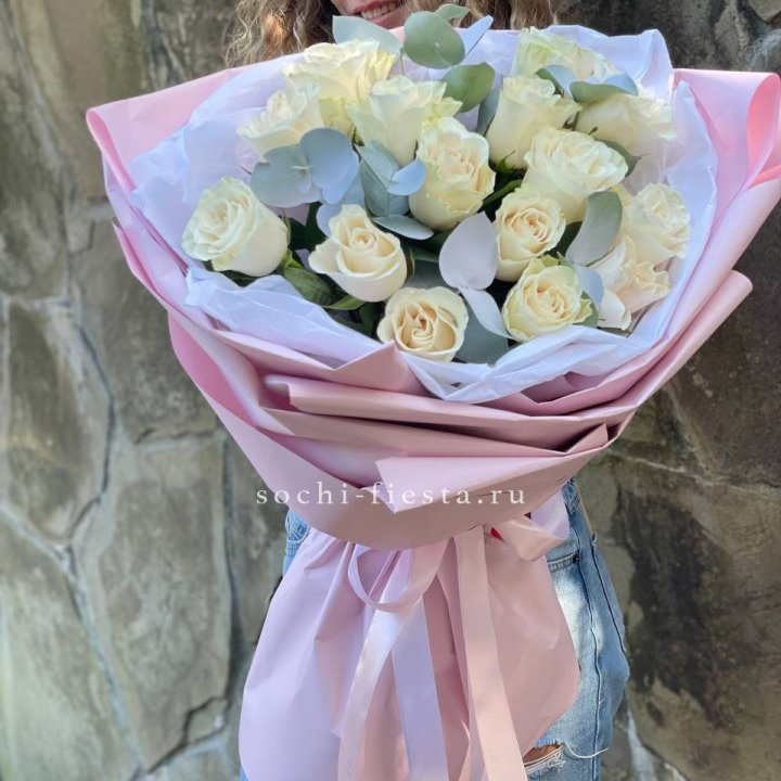 Белые розы в авторском оформлении в Химкие