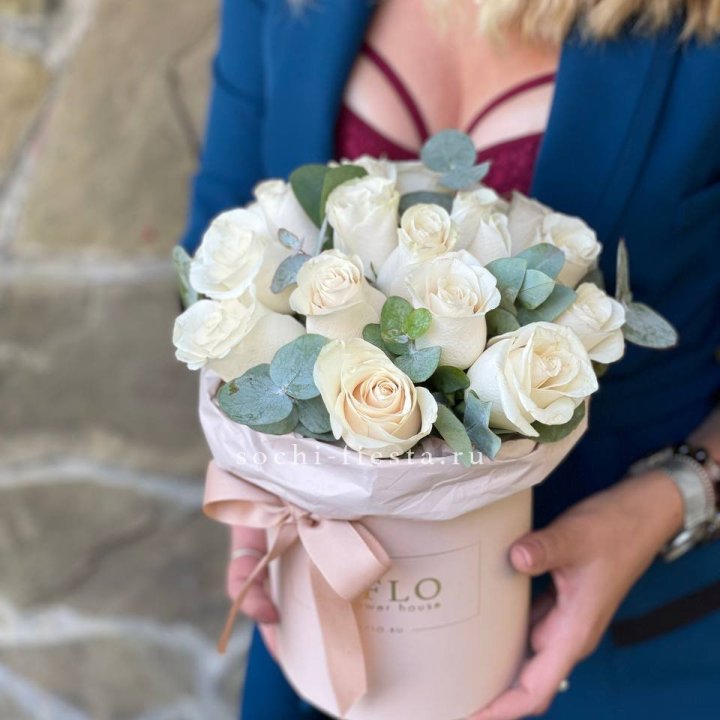 Цилиндр из белых роз в Химкие