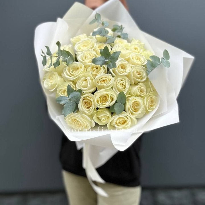 31 белая роза с эвкалиптом в Химкие