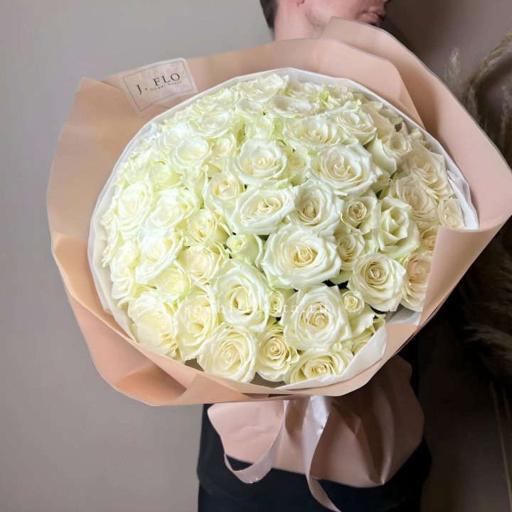 51 белая  роза в оформлении в Химкие