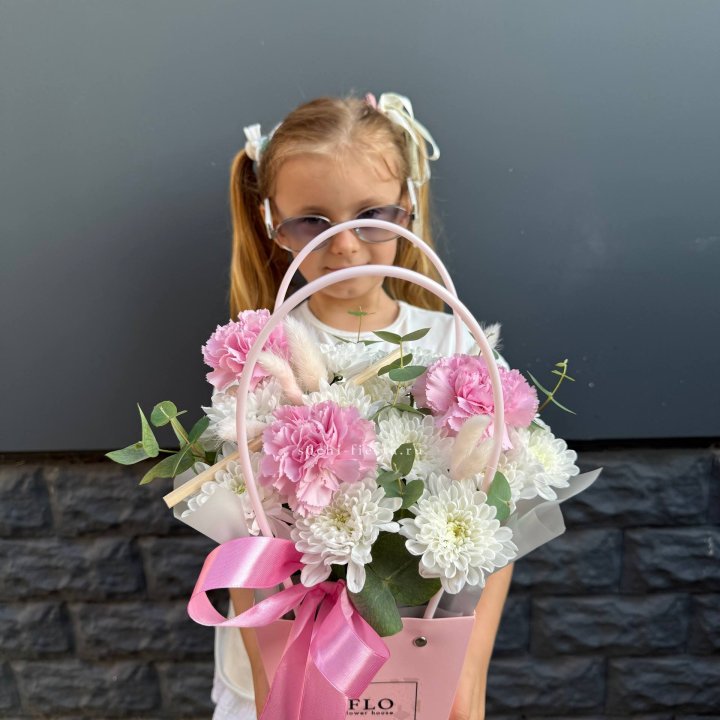 Сумочка из стойких хризантем и диантуса в Химкие