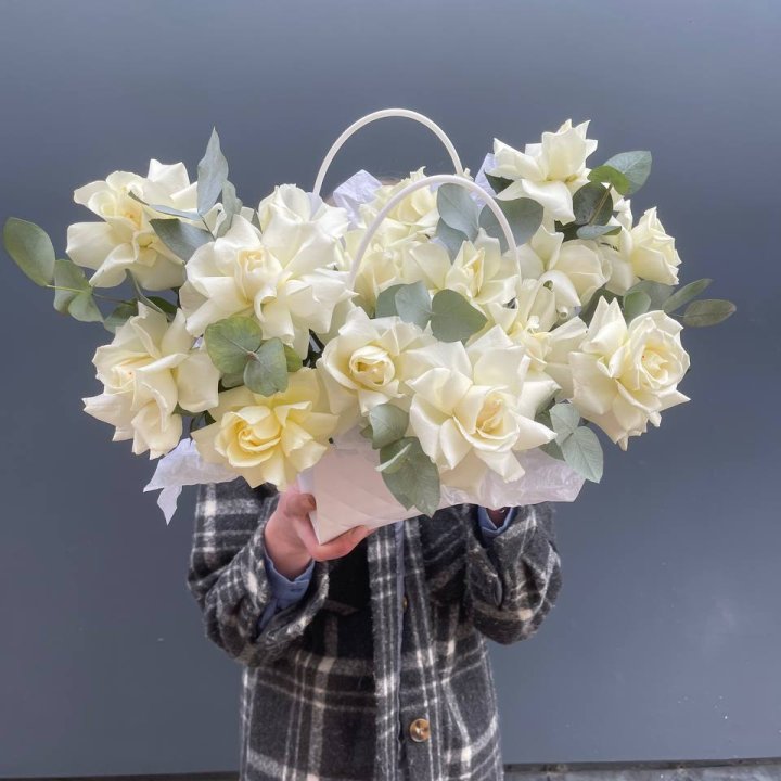 15 белых роз в сумочке в Химкие