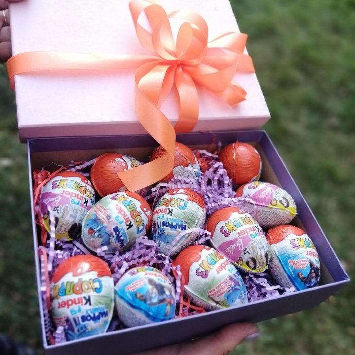 Коробка с киндерами в Химкие