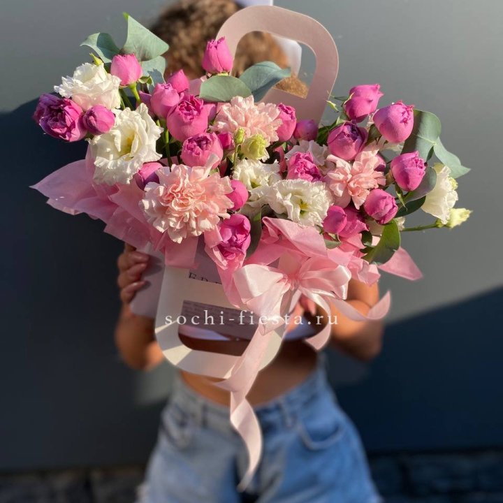 Сумочка с кустовой розой и диантусами в Химкие