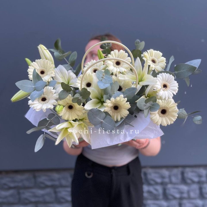Сумочка лилии и герберы в Химкие