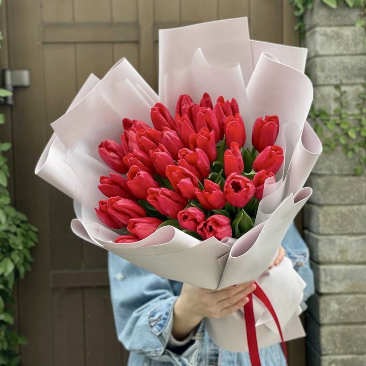 35 красных тюльпанов в Химкие
